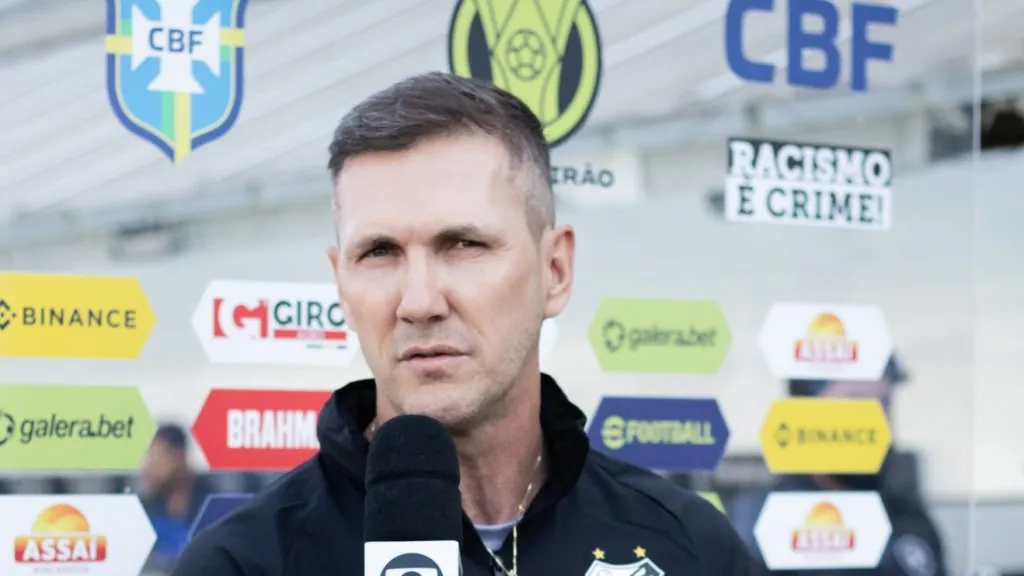 . Foto: Abner Dourado/AGIF – Paulo Turra, ex-técnico do Peixe, afastou o baixinho por ato de indisciplina em 2023.