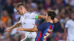 Joshua Kimmich marcado por Pablo Torre em partida entre Bayern de Munique e Barcelona pela UEFA Champions League. (Photo by Eric Alonso/Getty Images)