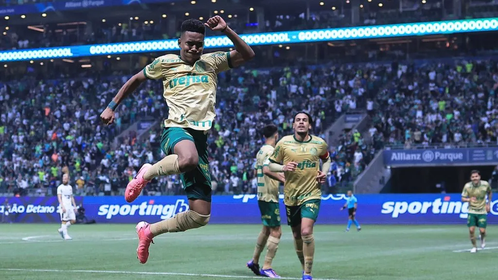 Estêvão comemora gol pelo Palmeiras. Foto: Ettore Chiereguini/AGIF