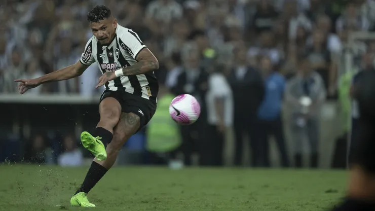 Botafogo mede forças com o Peñarol pela Libertadores.