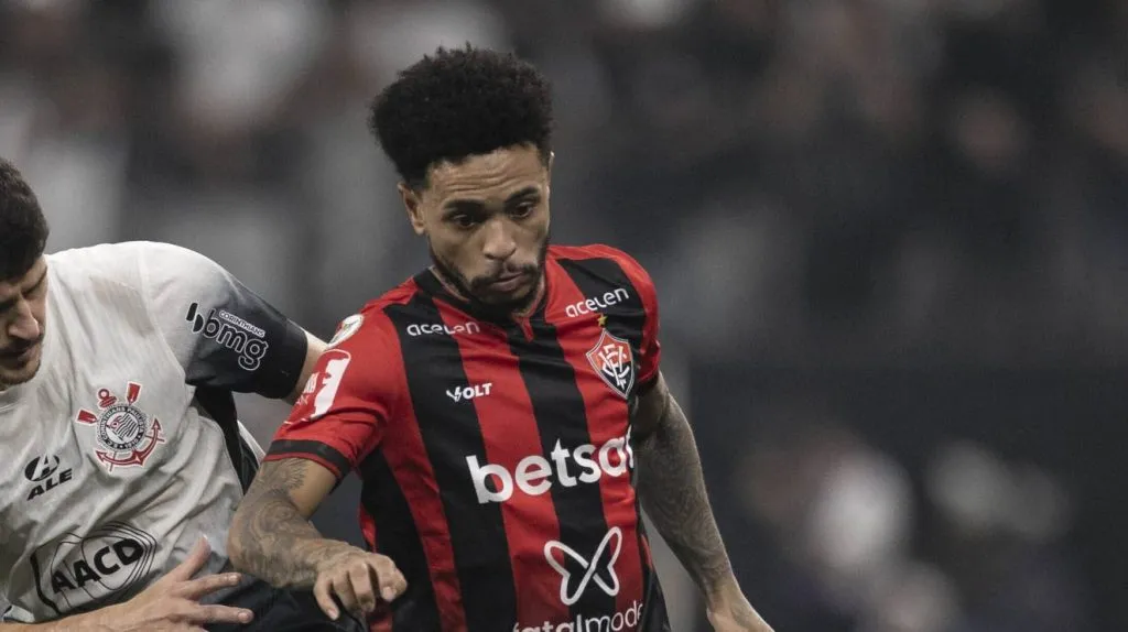 Foto: Marco Galvão/Fotoarena – Matheusinho em ação pelo Vitória em jogo contra o Corinthians no Campeonato Brasileiro.