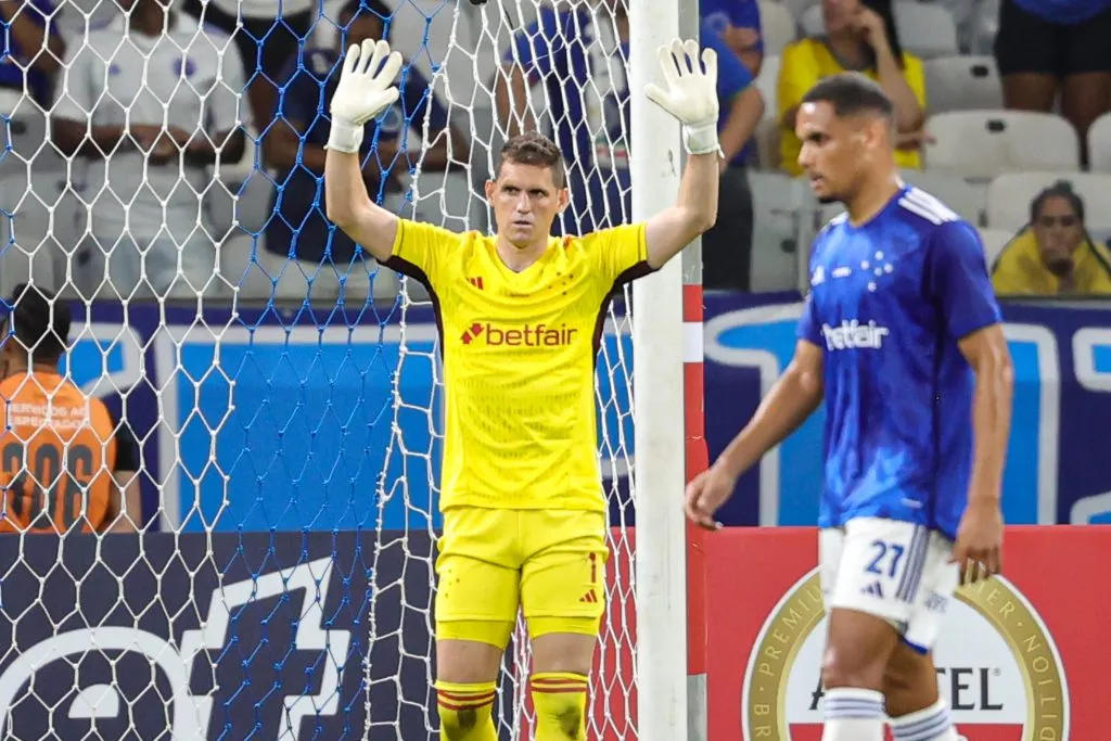 Foto: Gilson Lobo/AGIF – Rafael Cabral goleiro e Neris jogador do Cruzeiro lamentam durante partida contra o Alianza Petrolera no estadio Mineirao pelo campeonato Copa Sul-Americana 2024.