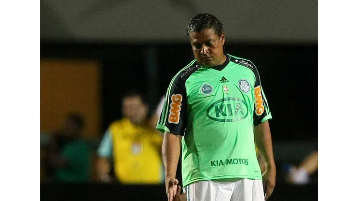Bildnummer: 12106018 Datum: 11.12.2012 Copyright: imago/Fotoarena O jogador Tonhao da S.E. Palmeiras 1999 durante partida de despedida do goleiro Marcos do Palmeiras, intitulada Amem Marcos, ampara o jogador Edilso da selecao brasileira de 2002 no estadio Paulo Machado de Carvalho (Pacaembu). Sao Paulo / SP, Brasil - 11/12/2012. x(5)xCesarxGrecox/xFotoarenax PUBLICATIONxNOTxINxBRA; Fussball Brasilien Abschiedsspiel xcb x1x 2012 hoch Image number 12106018 date 11 12 2012 Copyright imago o jogador there s E Palmeiras 1999 Durante de Despedida Do Goleiro Marcos Do Palmeiras Marcos o jogador there Selecao Brasileira de 2002 no Estadio Paulo Machado de Carvalho Pacaembu Sao Paulo SP Brasil 11 12 2012 X 5 xCesarxGrecox xFotoarenax PUBLICATIONxNOTxINxBRA Football Brazil Farewell Game x1x 2012 vertical