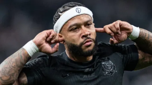 Memphis Depay comemorando seu gol em partida entre Corinthians e Athletico-PR, pelo Campeonato Brasileiro, na Neo Química Arena. Foto: Ronaldo Barreto