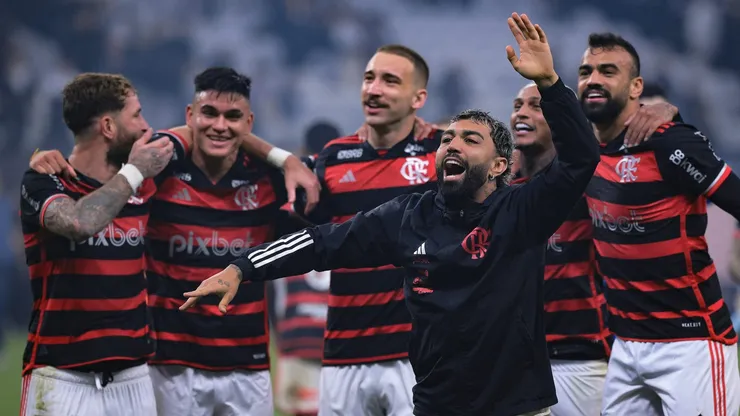 SP - SAO PAULO - 20/10/2024 - COPA DO BRASIL 2024, CORINTHIANS X FLAMENGO - Jogadores do Flamengo comemoram classificacao ao final da partida contra o Corinthians no estadio Arena Corinthians pelo campeonato Copa Do Brasil 2024. Foto: Ettore Chiereguini/AGIF