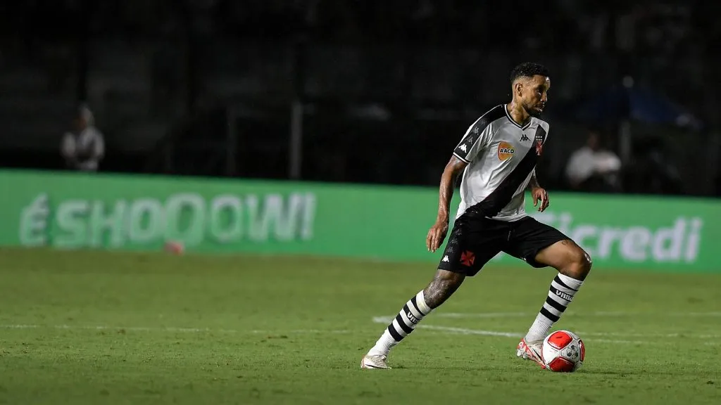 Após oito meses, Jair pode retornar no Vasco –  Foto: Thiago Ribeiro/AGIF