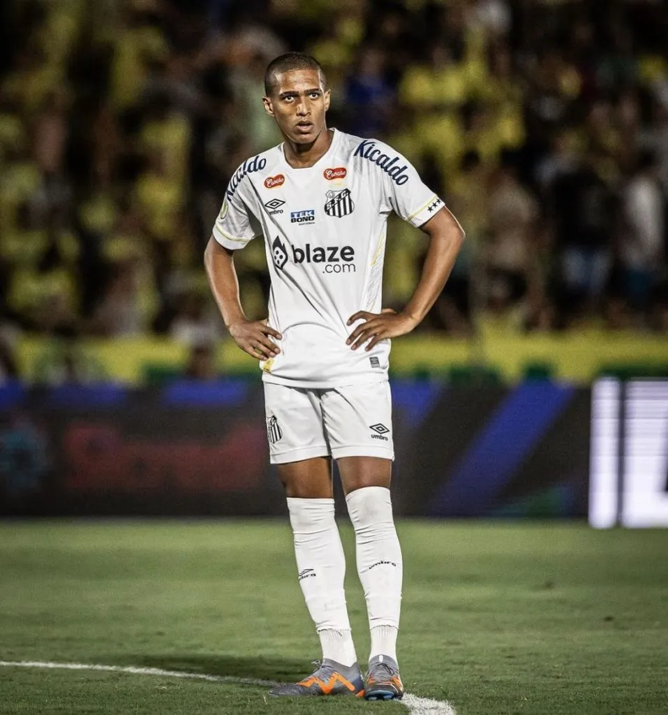 Souza, lateral do Santos aguardando durante aquecimento da equipe – Foto: Raul Baretta/Santos