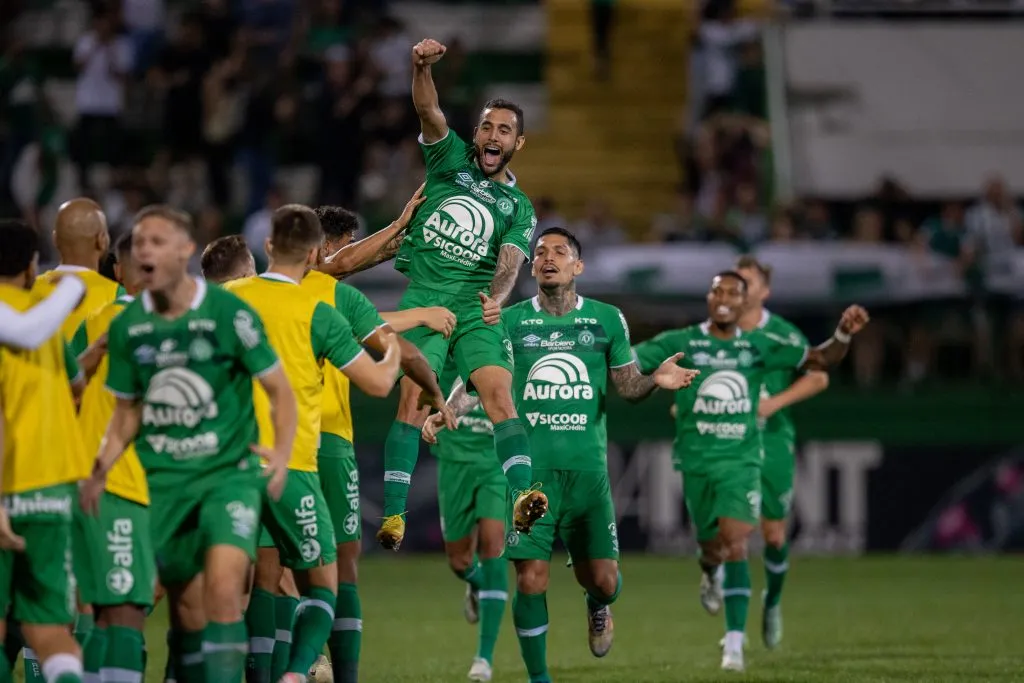 Marcelinho, lateral da Chapecoense comemora seu gol com os companheiros de equipe contra o Santos na Arena Conda pelo Brasileirão B 2024. Foto: Liamara Polli/AGIF