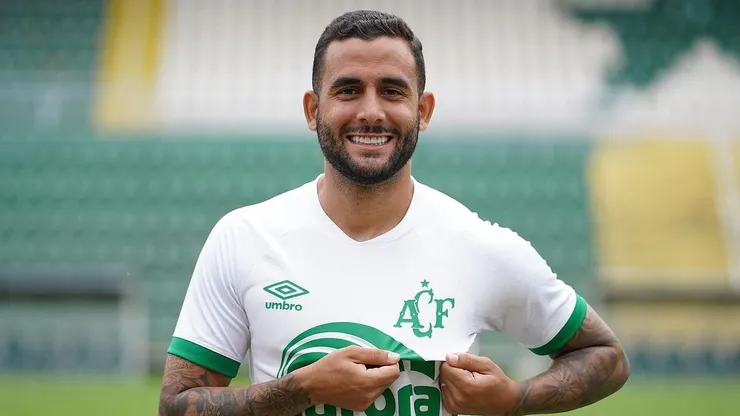 Marcelinho, lateral da Chapecoense durante após anúncio oficial do clube catarinense