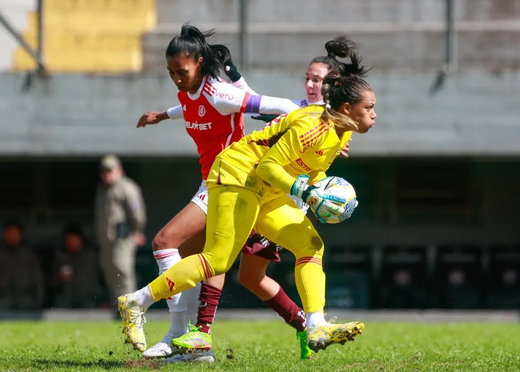 Barbara, goleira do Internacional durante partida contra o Grêmio pelo campeonato Gauchão Feminino Foto: Luiz Erbes/AGIF