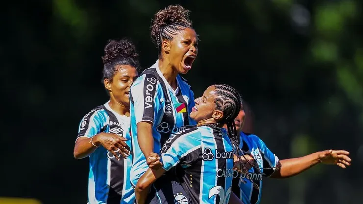 Gurias Gremistas comemoram a vitória sobre o Internacional no clássico Gre-Nal