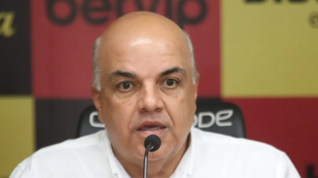 Foto: Marlon Costa/AGIF – Yuri Romão garante que vai discutir no momento oportuno permanência do meio-campista no clube de recife.