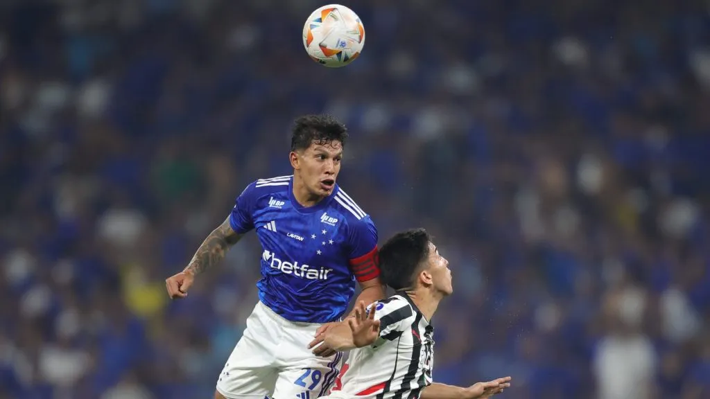 Lucas Romero jogador do Cruzeiro disputa lance com  jogador do Libertad durante partida no Estádio Mineirão pela Copa Sul-Americana 2024. Foto: Gilson Lobo/AGIF