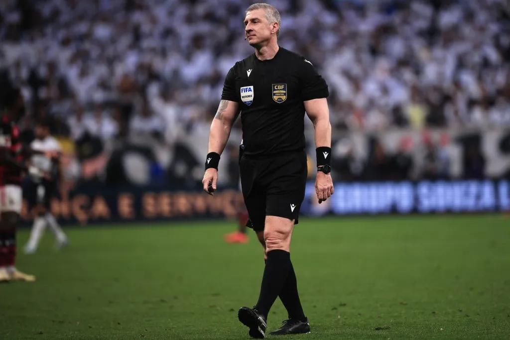 Arbitragem de Daronco gerou reclamações no Corinthians e Flamengo. Foto: Ettore Chiereguini/AGIF