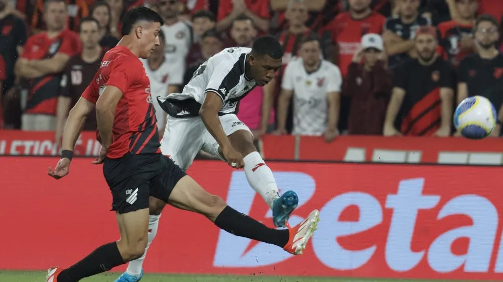 Rayan em disputa de bola com Esquivel, do Athletico-PR. Lance que rendeu expulsão – Foto: Hedeson Alves/AGIF