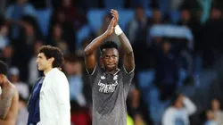Vinicius Junior aplaude torcedores do Real Madrid após jogo diante do Celta de Vigo. (Photo by Florencia Tan Jun/Getty Images)