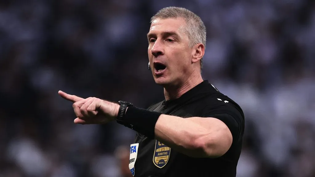 O arbitro Anderson Daronco é uma das ‘personas non gratas’ no Galo, para o presidente Sérgio Coelho – Foto: Ettore Chiereguini/AGIF