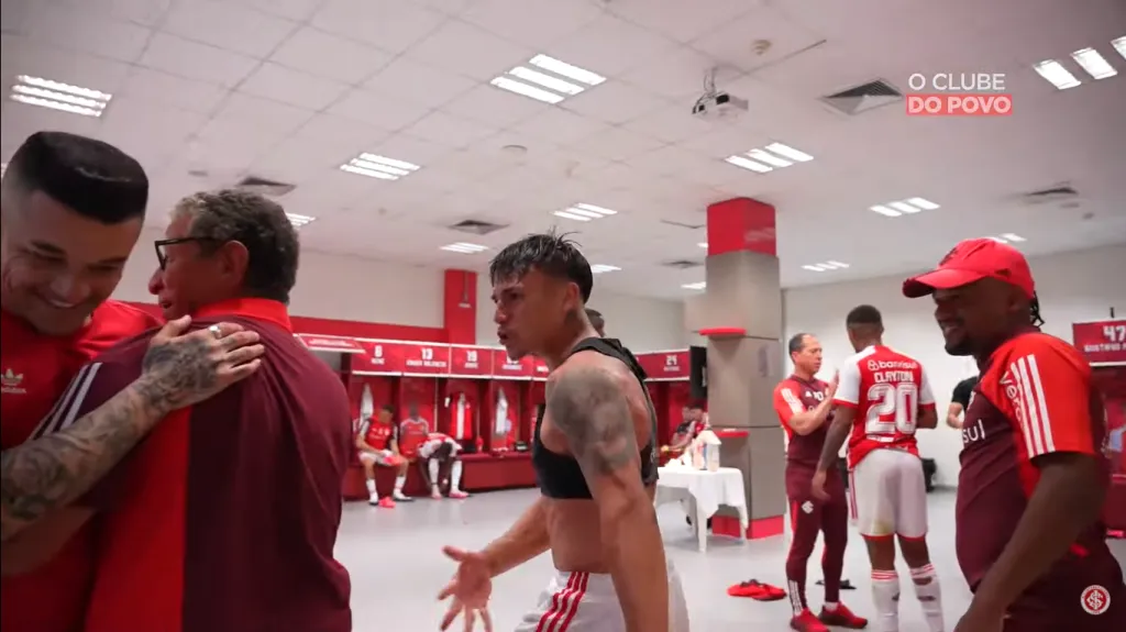 Bernabei provocando o Grêmio no vestiário do Inter (Foto: Reprodução / YouTube)