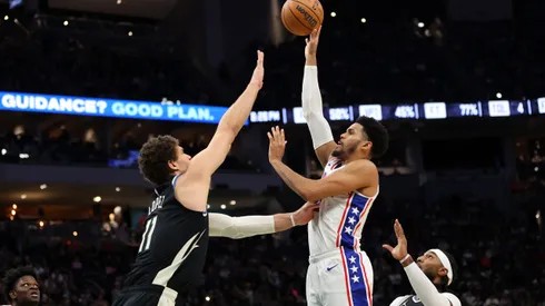 Sixers e Bucks em quadra durante a última temporada regular da NBA (Foto: Stacy Revere/Getty Images)
