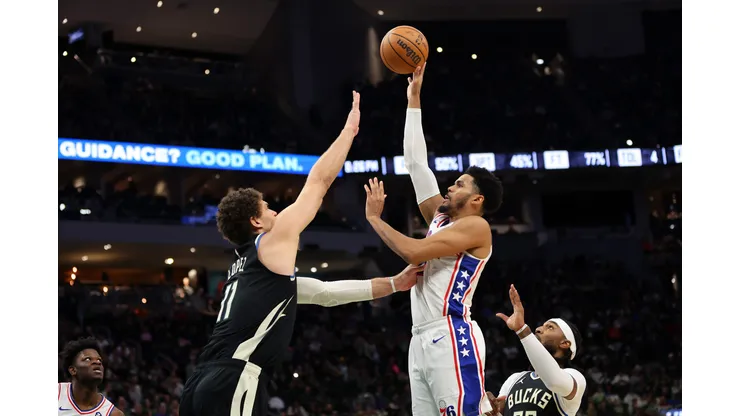Sixers e Bucks em quadra durante a última temporada regular da NBA (Foto: Stacy Revere/Getty Images)