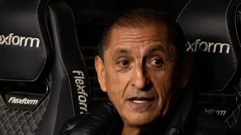 Ramón Díaz no banco de reservas na Neo Química Arena.