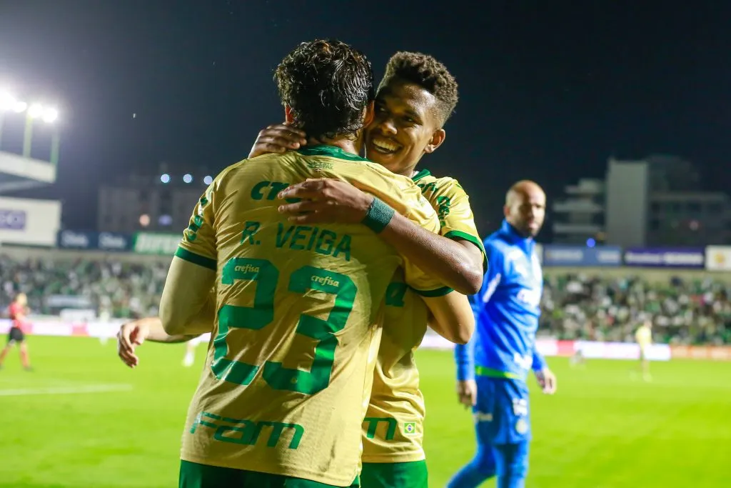 Raphael Veiga, meia do Palmeiras comemora seu gol com Estevão durante partida contra o Juventude no  Alfredo Jaconi pelo campeonato Brasileiro A 2024. Foto: Luiz Erbes/AGIF