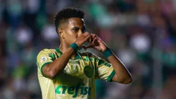 Estêvão comemorando gol diante do Juventude