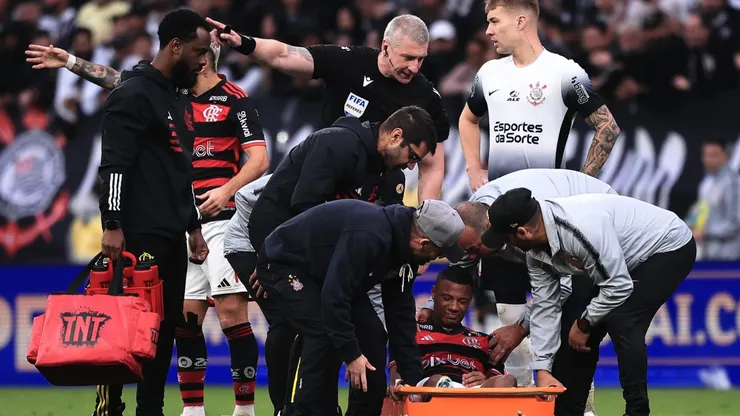 SP - SAO PAULO - 20/10/2024 - COPA DO BRASIL 2024, CORINTHIANS X FLAMENGO - De La Cruz jogador do Flamengo deixa partida contra o Corinthians no estadio Arena Corinthians pelo campeonato Copa Do Brasil 2024. Foto: Ettore Chiereguini/AGIF
