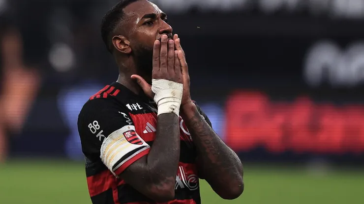 SP - SAO PAULO - 20/10/2024 - COPA DO BRASIL 2024, CORINTHIANS X FLAMENGO - Gerson jogador do Flamengo lamenta durante partida contra o Corinthians no estadio Arena Corinthians pelo campeonato Copa Do Brasil 2024. Foto: Ettore Chiereguini/AGIF