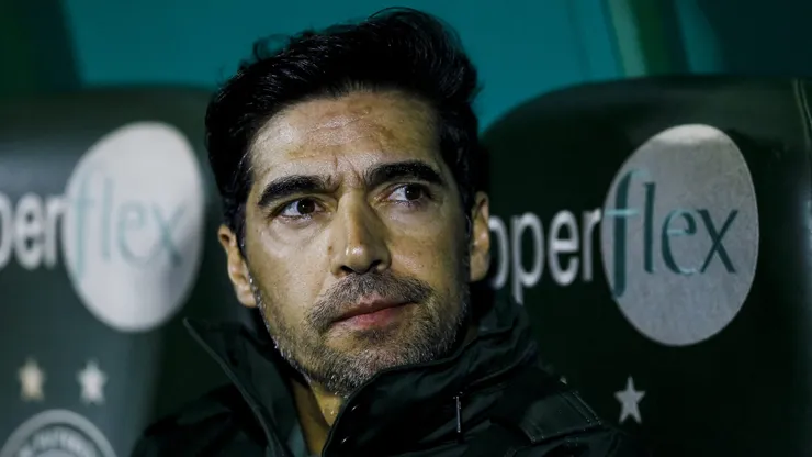 Abel Ferreira acompanha equipe Alviverde - Foto: Marco Miatelo/AGIF