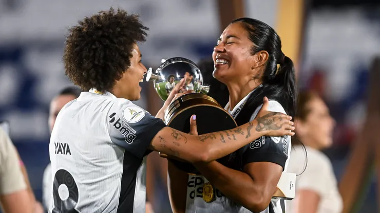 Vitória Yaya e Duda Sampaio comemoram a vitória do Corinthians sobre o Santa Fé que levou o titulo da Libertadores Feminina 2024