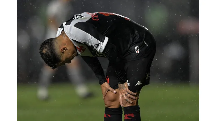Coutinho lamentando após a peleja. Foto: Thiago Ribeiro/AGIF