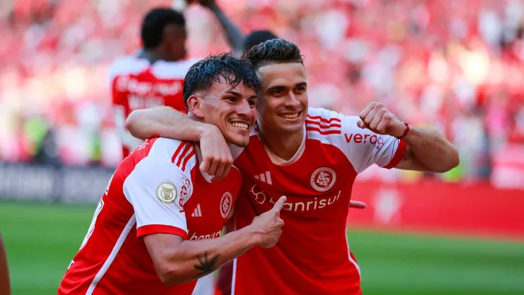Borré jogador do Internacional comemora com Bernabei vitória contra o Grêmio no Estádio Beira-Rio pelo Campeonato Brasileiro A 2024. Foto: Luiz Erbes/AGIF