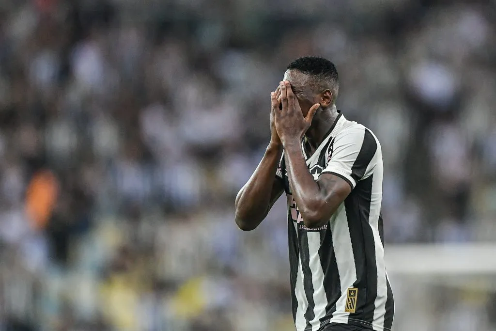 Luiz Henrique, jogador do Botafogo lamenta oportunidade perdida durante partida contra o Criciuma no estadio Maracana pelo campeonato Brasileiro A 2024. Foto: Thiago Ribeiro/AGIF