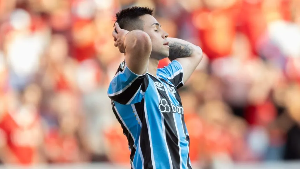 Entenda como Aravena e Renato Gaúcho deixaram a torcida do Grêmio irritada no GreNal&nbsp;