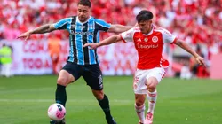 Bernabei jogador do Internacional disputa lance com jogador do Grêmio durante partida no Estádio Beira-Rio pelo Campeonato Brasileiro A 2024. Foto: Luiz Erbes/AGIF