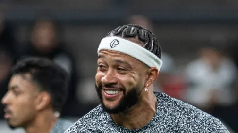 Depay antes da partida do Timão contra o Athletico pelo Campeonato Brasileiro.