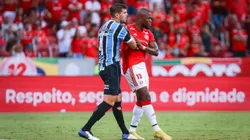Enner Valencia jogador do Internacional disputa lance com Kannemann jogador do Grêmio durante partida no Estádio Beira-Rio pelo Campeonato Gaúcho 2024. Foto: Maxi Franzoi/AGIF