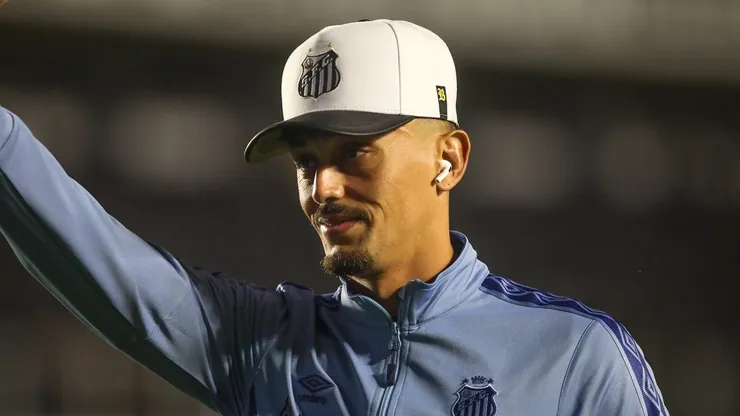 Diego Pituca antes de partida contra o Ituano, pela Série B, na Vila Belmiro.