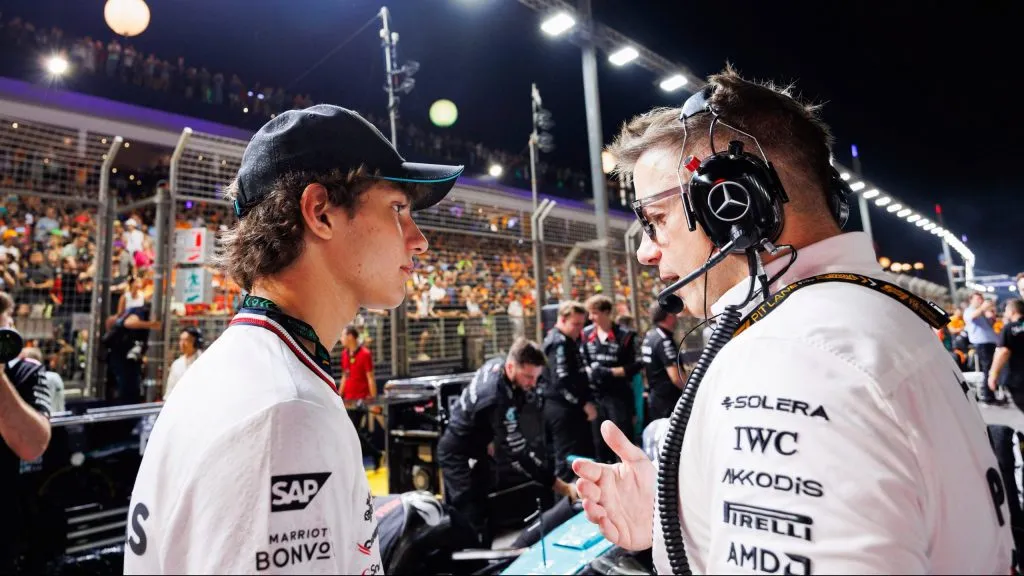 Kimi Antonelli e Peter Bennington no GP de Singapura