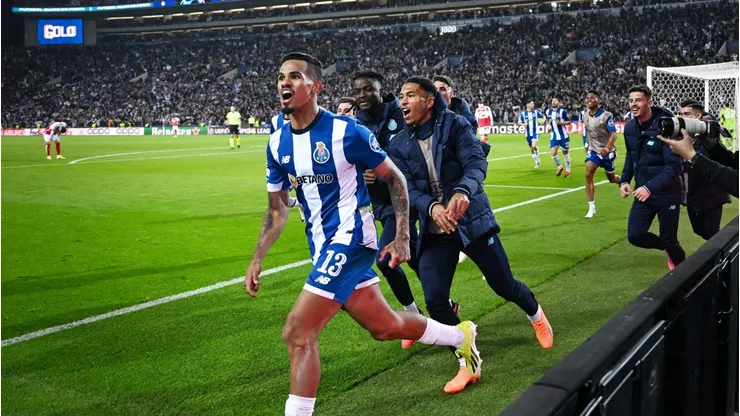 Galeno comemora gol pelo Porto em partida da Champions League diante do Arsenal. (Photo by Michael Regan/Getty Images)