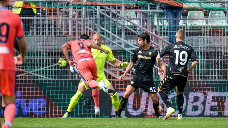 Luis Muriel da Atalanta marca gol em partida diante do Venezia pela Série A. (Photo by Maurizio Lagana/Getty Images)