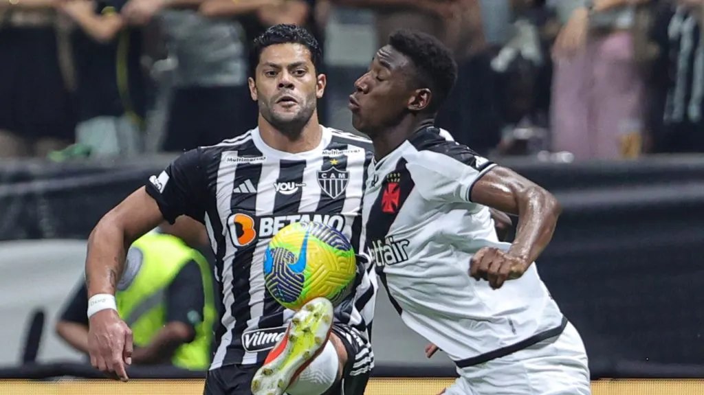 Foto: Gilson Lobo/AGIF – Hulk jogador do Atletico-MG disputa lance com Leo Pele jogador do Vasco durante partida no estadio Arena MRV pelo campeonato Copa Do Brasil 2024