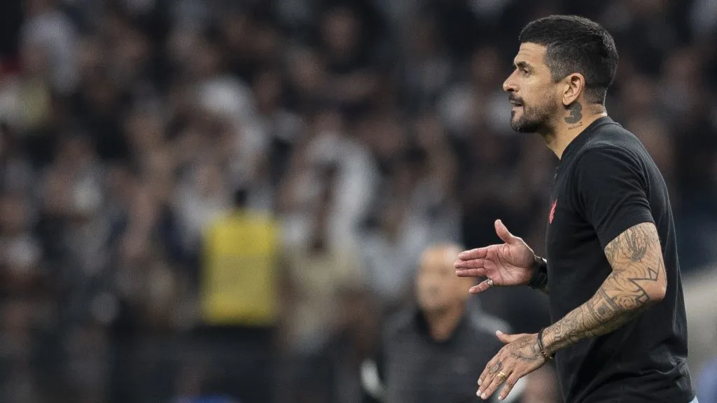 Lucho não concordou com decisões em Corinthians X Athletico-PR – Foto: Anderson Romao/AGIF.