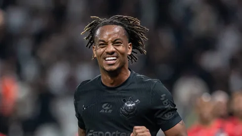 Carrillo lamentando jogada durante a partida.