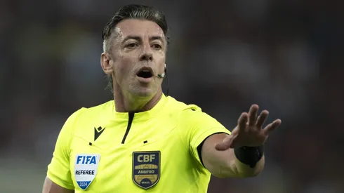 O arbitro Raphael Claus durante partida entre Flamengo e Fluminense no estadio Maracanã pelo Campeonato Brasileiro