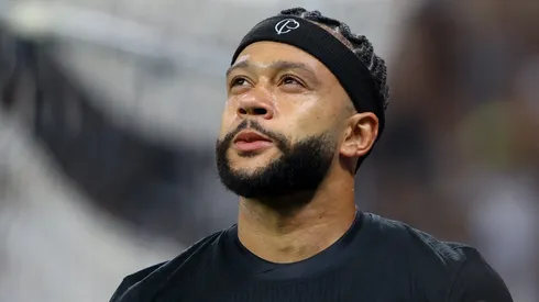 Memphis Depay do Corinthians deixa o campo após partida contra o Athletico-PR no estádio Arena Corinthians pelo Campeonato Brasileiro