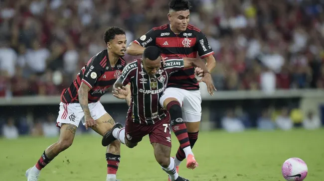 Foto: Alexandre Loureiro/AGIF – Allan e Alcaraz jogador do Flamengo disputa lance com Marquinhos jogador do Fluminense durante partida no estadio Maracanã pelo Brasileirão
