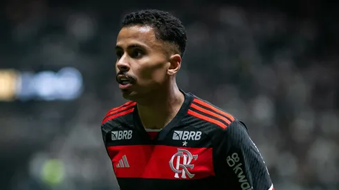 Allan, volante do Flamengo, durante partida contra o Atletico-MG na Arena MRV pelo Campeonato Brasileiro