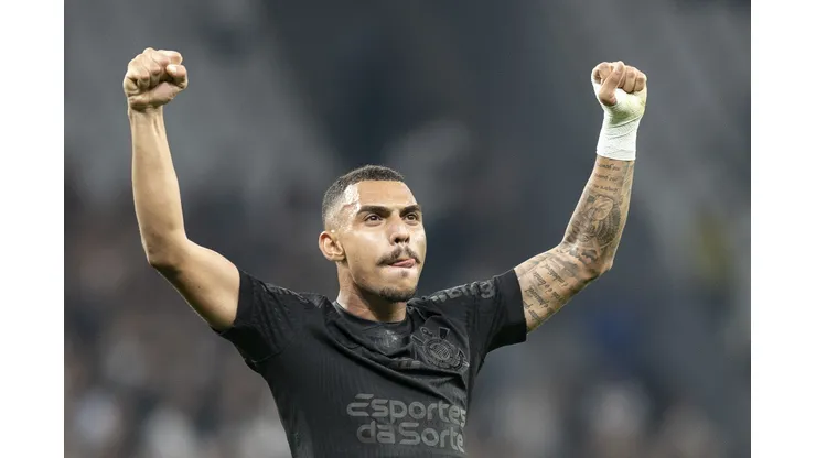SP - SAO PAULO - 17/10/2024 - BRASILEIRO A 2024, CORINTHIANS X ATHLETICO-PR - Matheus Bidu jogador do Corinthians comemora fim da partida contra o Athletico-PR no estadio Arena Corinthians pelo campeonato Brasileiro A 2024. Foto: Anderson Romao/AGIF